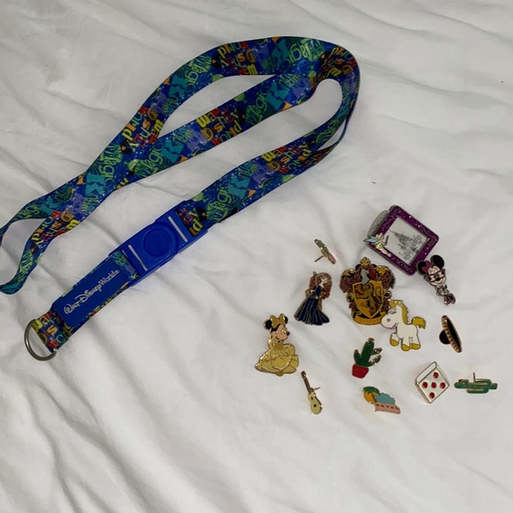 Disney Other - Disney lanyard/// pins
